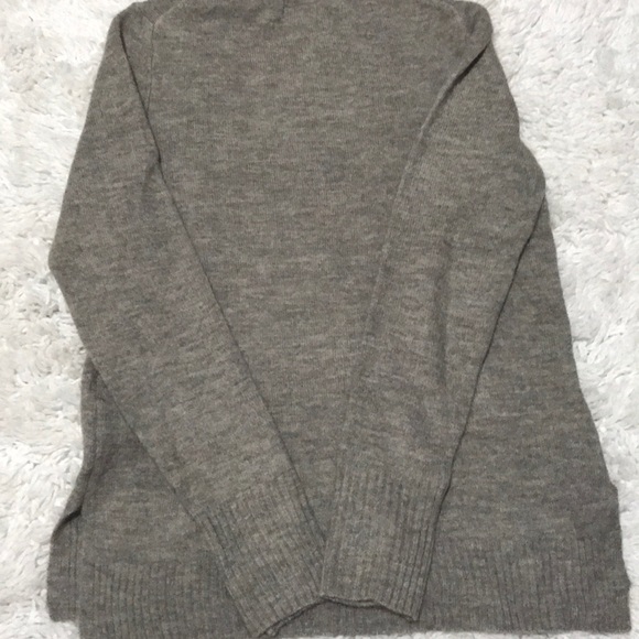 A  beautiful sweater! - Picture 2 of 2